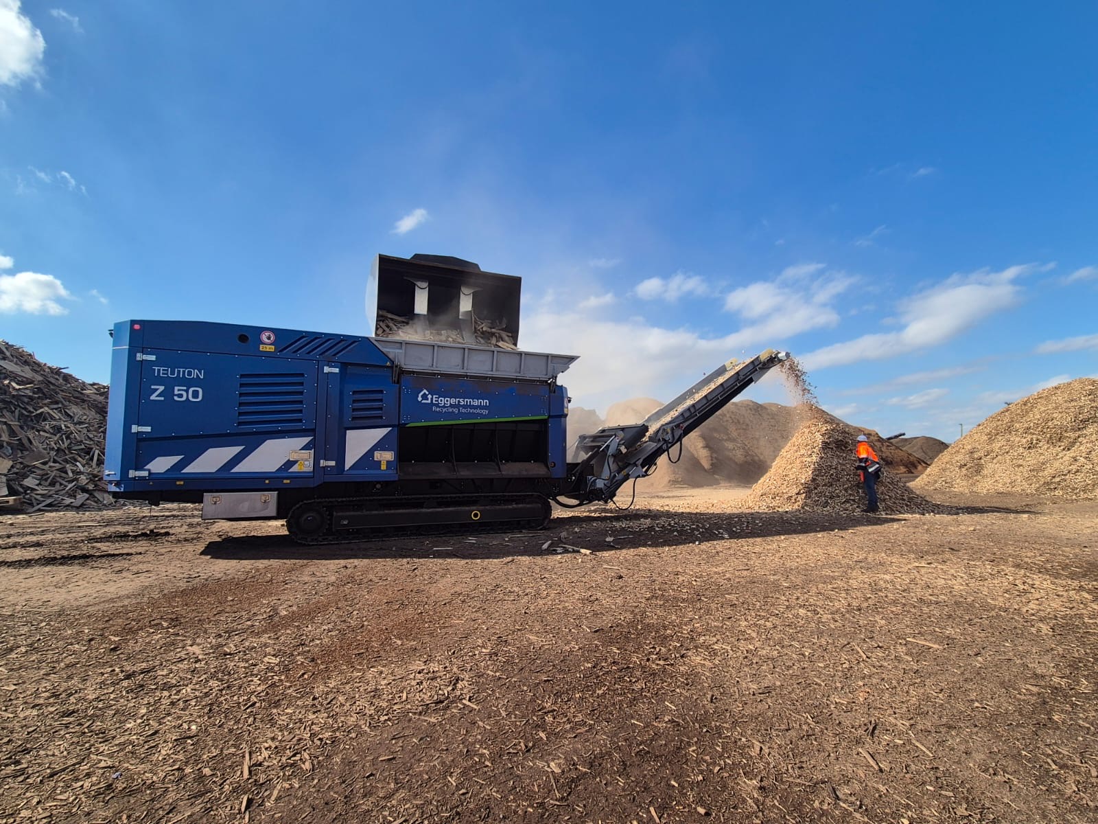 Eggersmann Teuton Z50 shredder processing bulky waste at a landfill