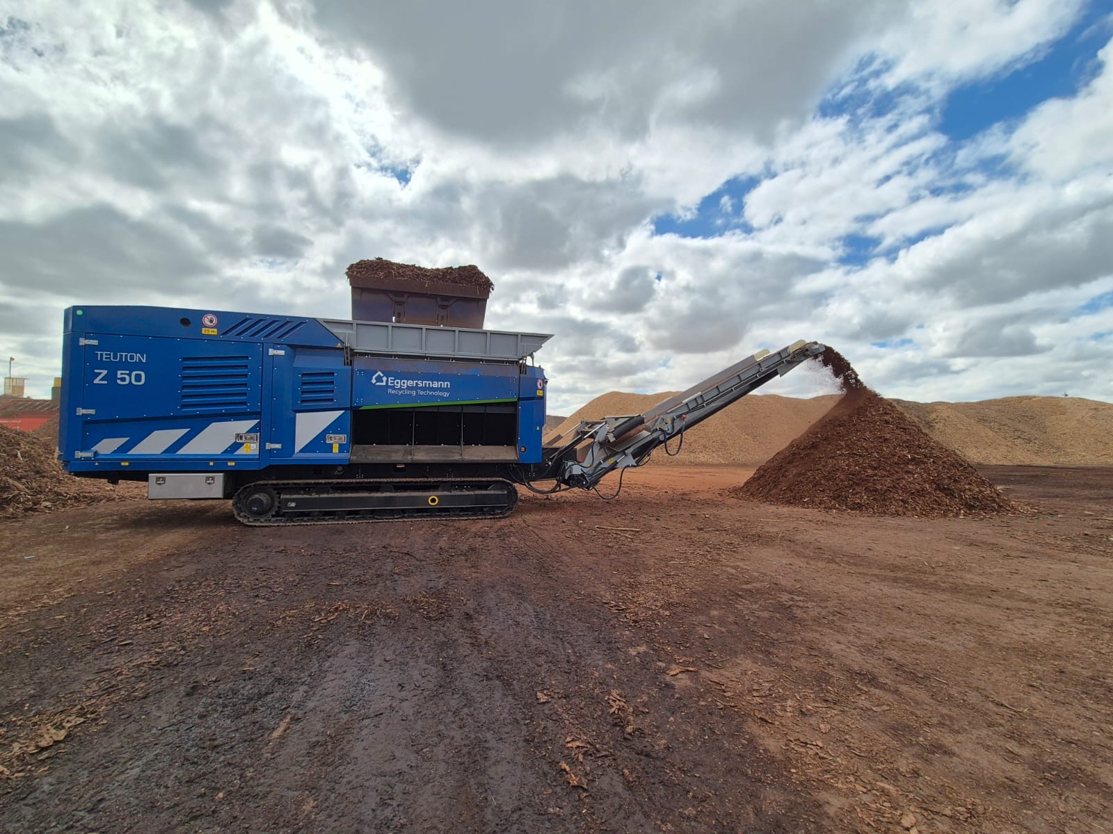 Z50 processing organic material at an organics facility